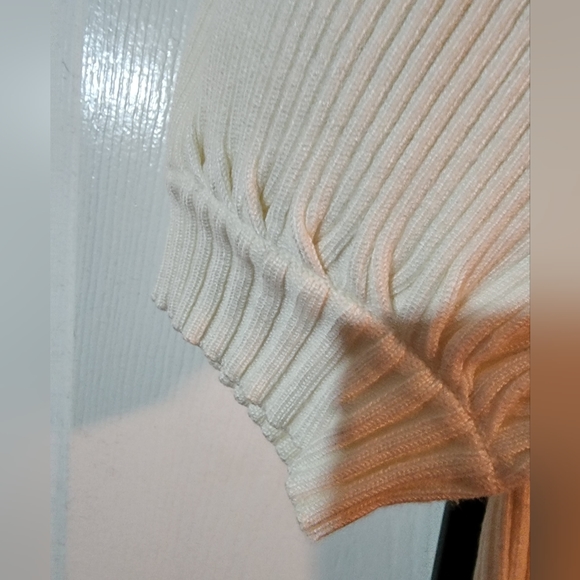 Cream colored sweater top - Picture 4 of 4